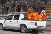 Orange gekleidete Mönche auf Pick up