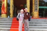 Ehepaar vor Treppe mit rotem Teppich