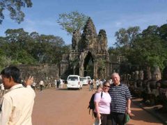 Ehepaar vor Eingangstor von Tempel (Angkor Thom)